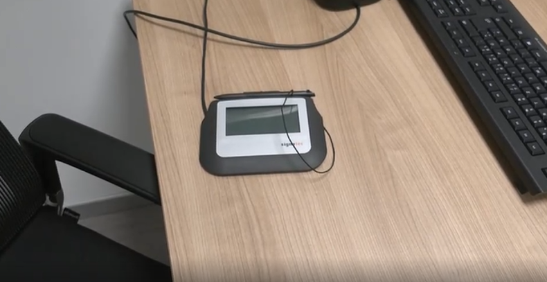 Digitales Eingabegerät mit Stift liegt auf einem Schreibtisch. Daneben liegt eine Tastatur.